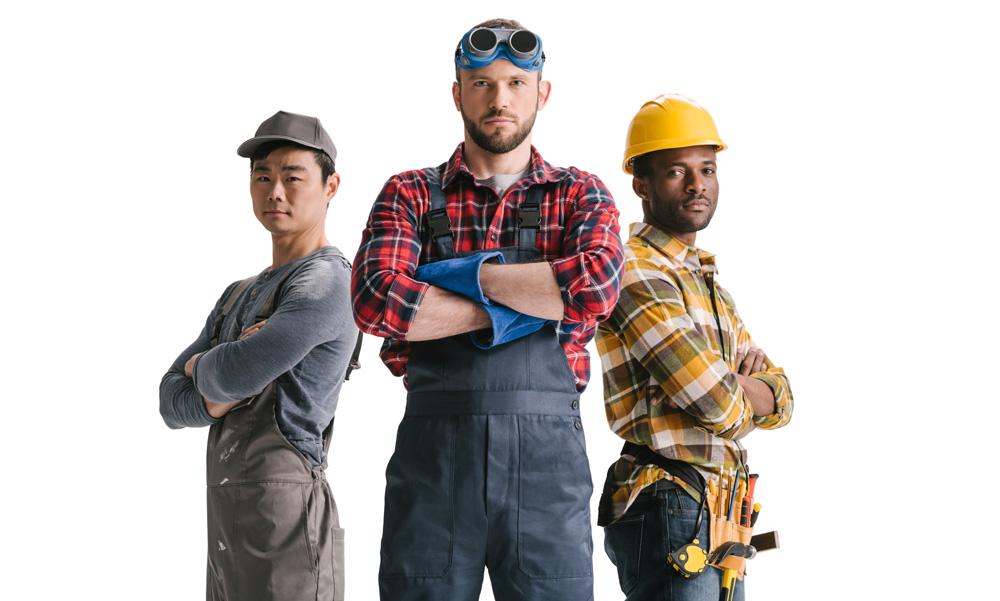 groupe de travailleurs multiethniques de la construction avec bras pliés
